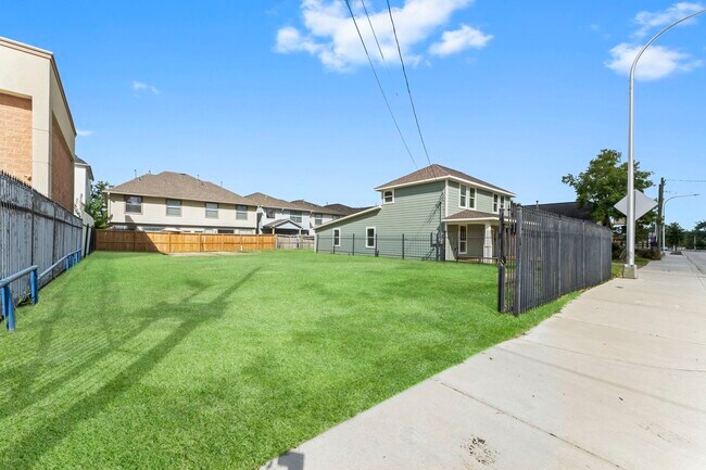 Building Photo - 1507 N Durham Dr