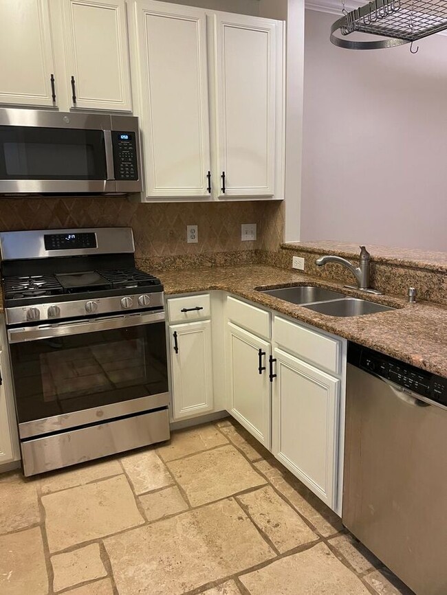 Building Photo - Hot 2 bed 2.5 bath townhome  in Uptown Charlotte!