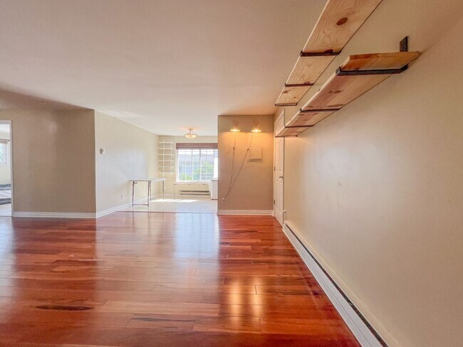 Building Photo - 2Bd/1.75Ba Seattle Condo