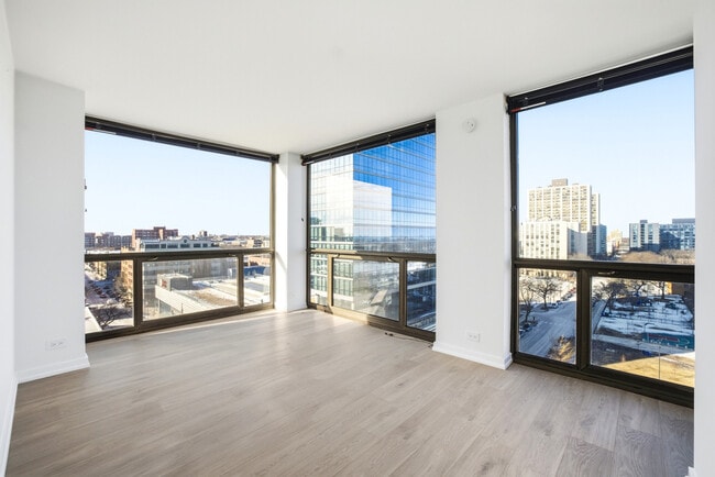 Building Photo - 4343 N Clarendon Ave