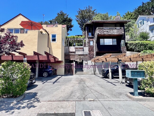 Building Photo - Split Level Condo Just Steps from Downtown