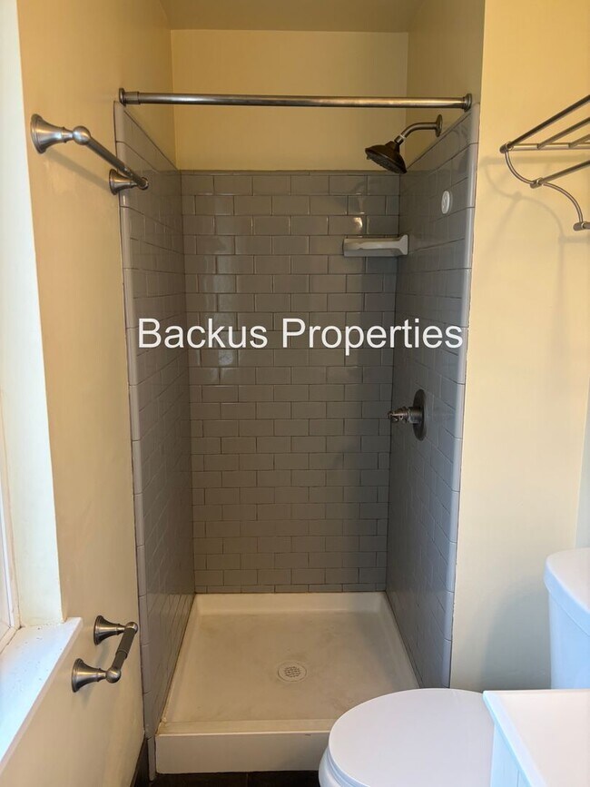 Building Photo - 827 Bedford Dr