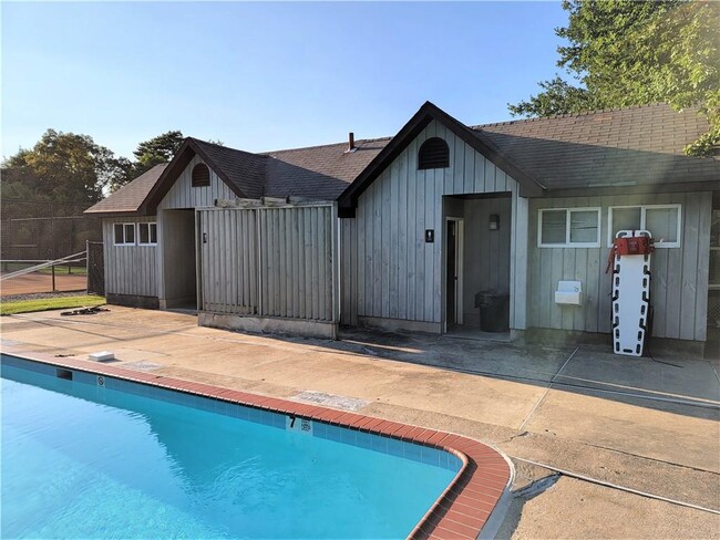 Building Photo - 1402 Villa Dr