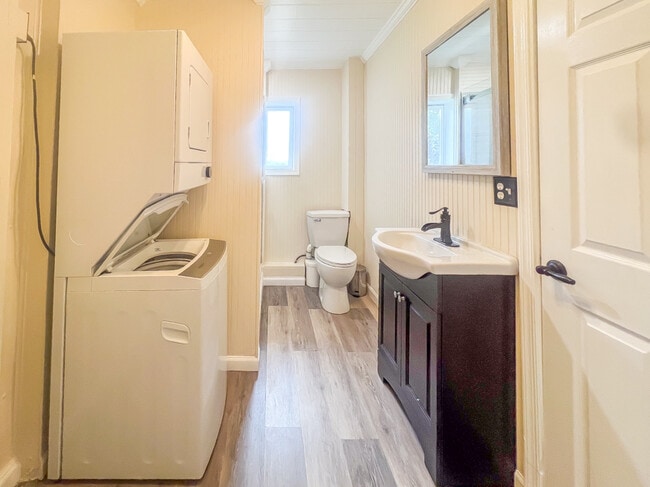 Building Photo - 511 Riverview Ct