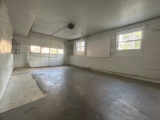 Building Photo - Large 4 bedroom 3 bathroom house in the he...
