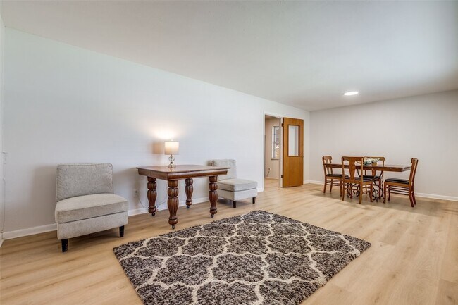 Building Photo - 401 Daisy Dr