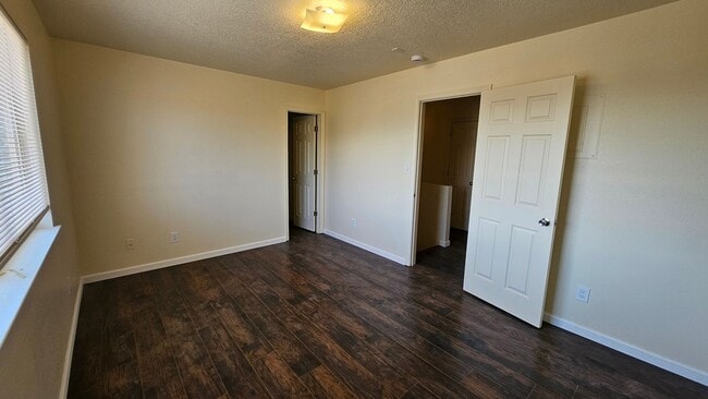 Building Photo - 4 bed 2.5 bath