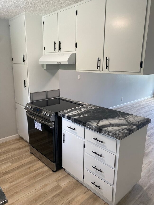 Building Photo - HSM01 ~ 1555/1565 Copping Street