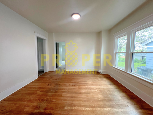 Building Photo - 3 bedrooms 2 bathrooms house for rent