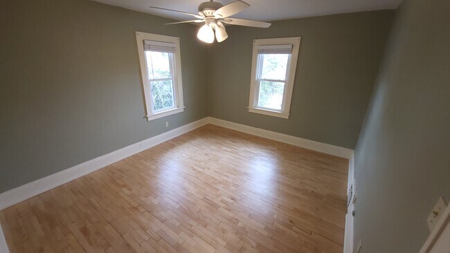 Building Photo - 424 11th St