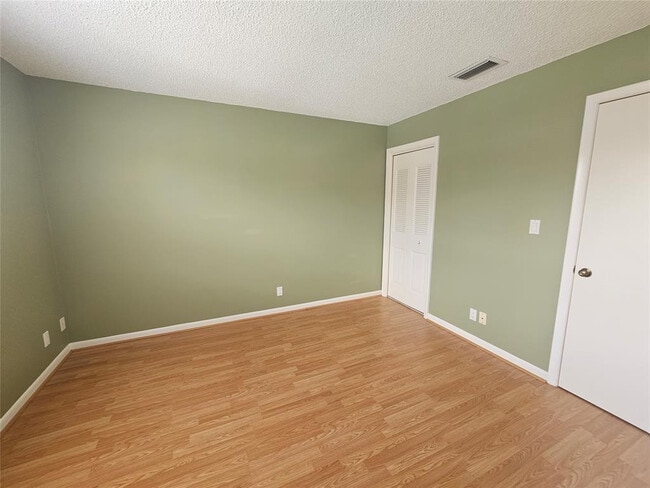 Building Photo - 633 Deer Crk Lk Pt S Ln