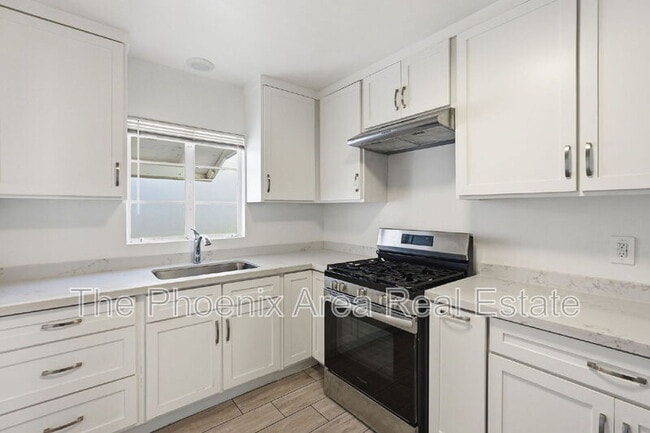 Building Photo - 2245 E Flower St