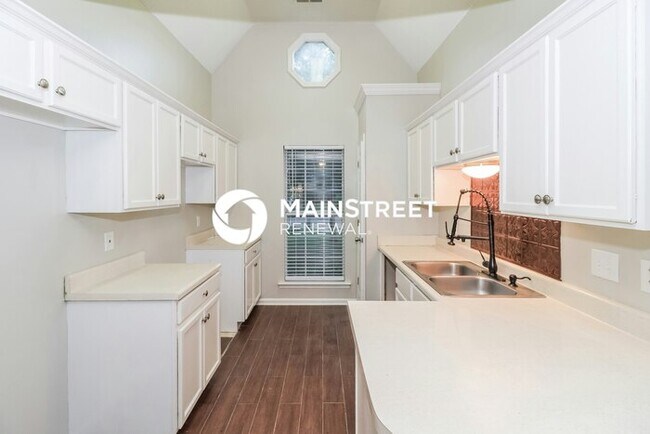 Building Photo - 4 Bedroom Pet-Friendly Home in cordova, TN with Main Street Renewal
