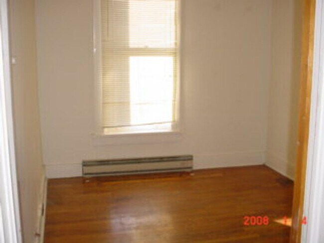 Building Photo - West Pleasant St - 004