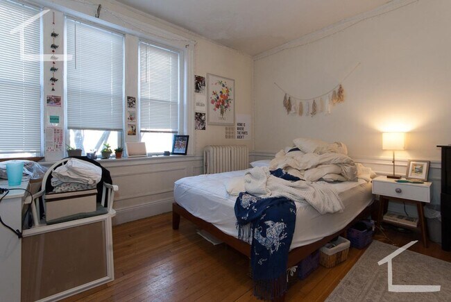 Building Photo - Brookline 4 BR 1 Bath Apartment - 9/1/26 (H&HW included) NO BROKER FEE