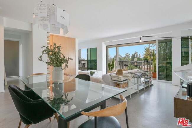 Building Photo - 999 N Doheny Dr