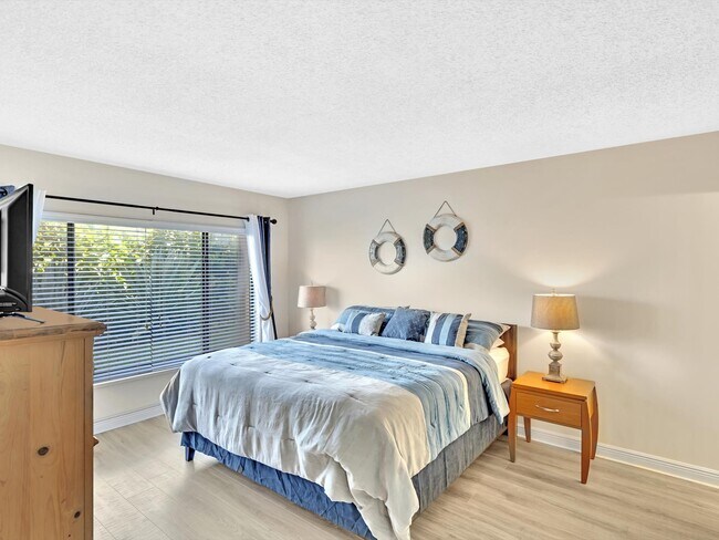 Building Photo - 10310 S Ocean Dr
