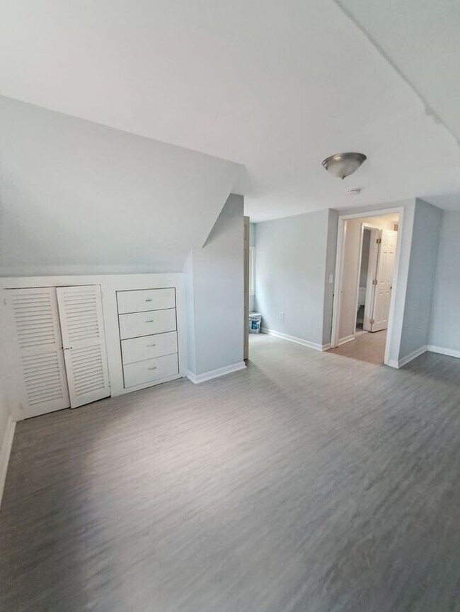Building Photo - Mid-Century Modern SFH 3-Level, All Utilit...
