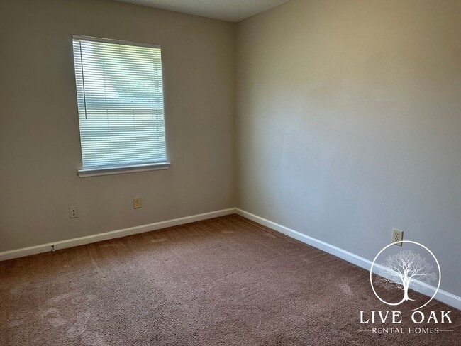 Building Photo - MOVE IN SPECIAL: $500 OFF 1ST MONTH'S RENT!**