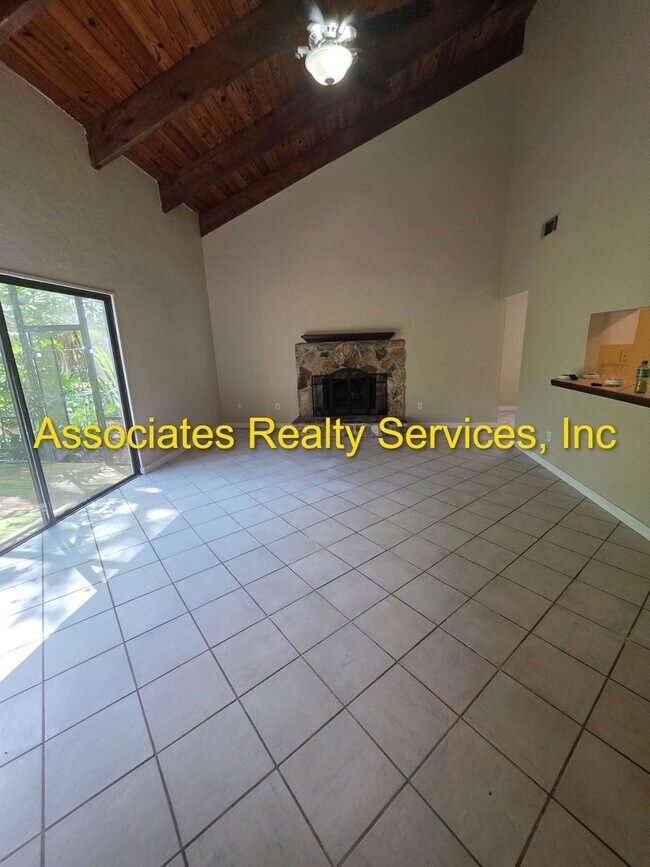 Building Photo - 3/2 North West!- 2 Weeks Free rent with im...