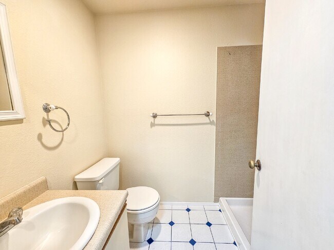 Building Photo - Coming Soon. Floor Level 2bed/2bath condo....