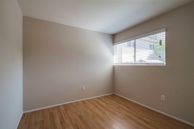 Building Photo - 2049 Haller St