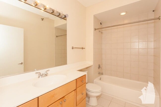 Building Photo - 1 bedroom in Chicago IL 60654