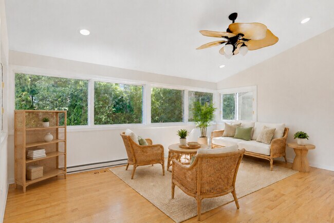 Building Photo - 421 Collen Dr