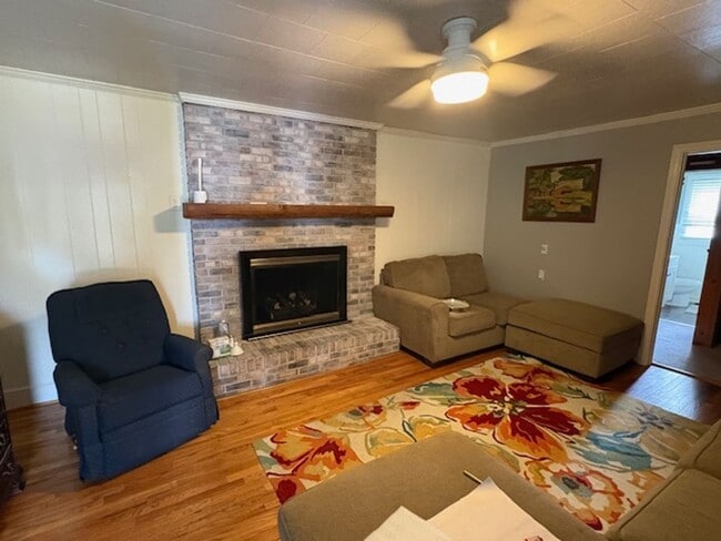 Building Photo - Fully furnished house on the outskirts of town.