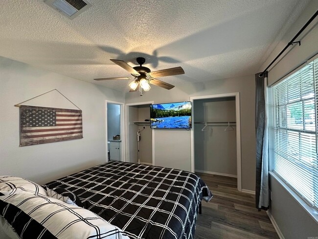 Building Photo - 3800 Pine St