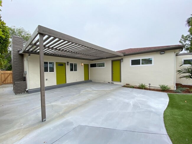 Building Photo - 7 BD, 3 BR. Spacious Yard!!