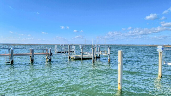 Building Photo - 909 N Cambridge Ave