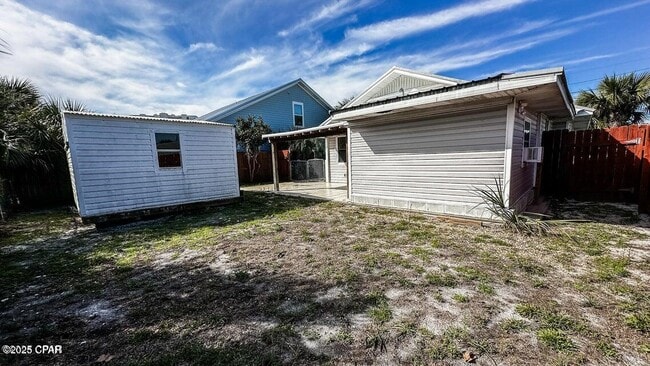 Building Photo - 247 Poinsettia Dr