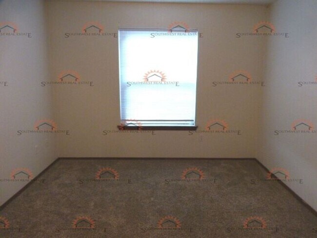 Building Photo - Spacious 2 bedroom 1 bath with a fireplace!