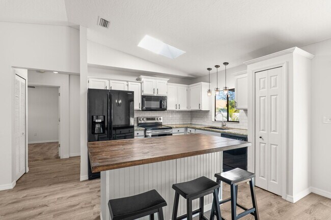 Building Photo - 801 Young Ave NW