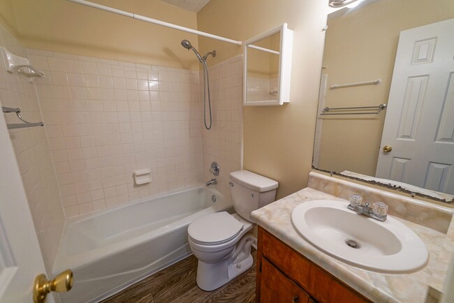 Building Photo - Super Cute 3 bedroom 3 bathroom townhome o...