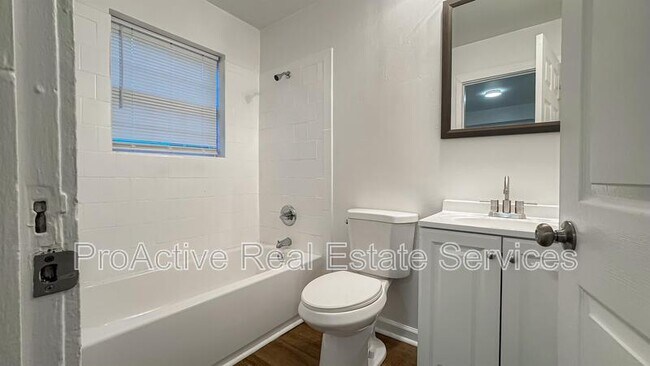 Building Photo - 3027 Peronne Ave