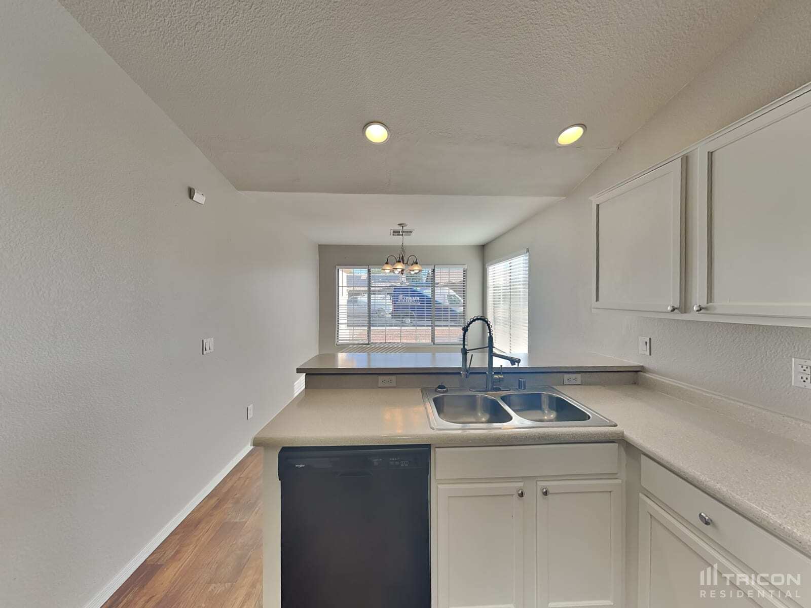 Building Photo - 8517 W Lewis Ave