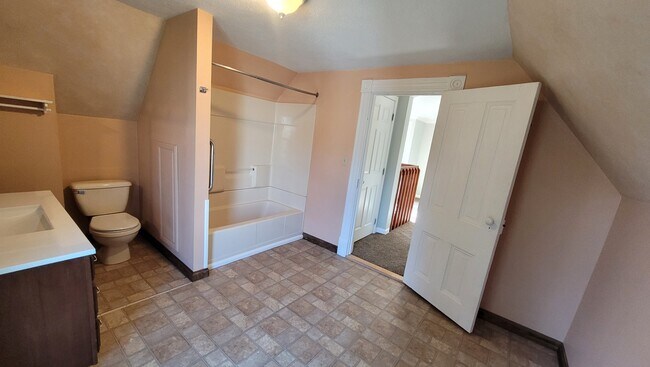 Building Photo - 351 Short St