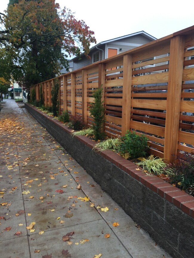 Building Photo - Modern PrivatePorch/Entry 2Br Hardwoods-Qu...
