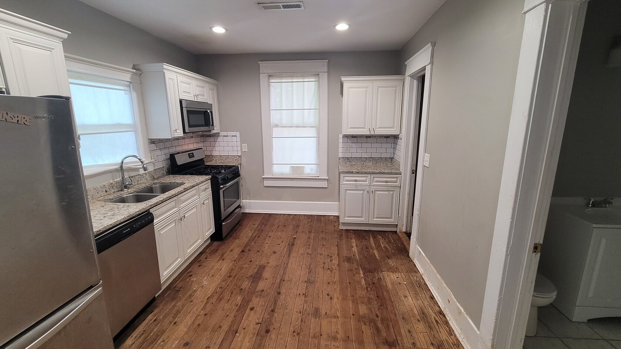 Upgraded kitchen with stainless steel appliances - 309 Dargan Pl SW