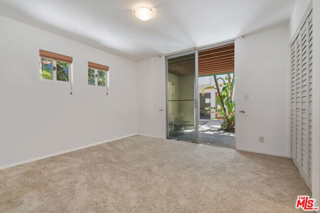 Building Photo - 656 Angelus Pl
