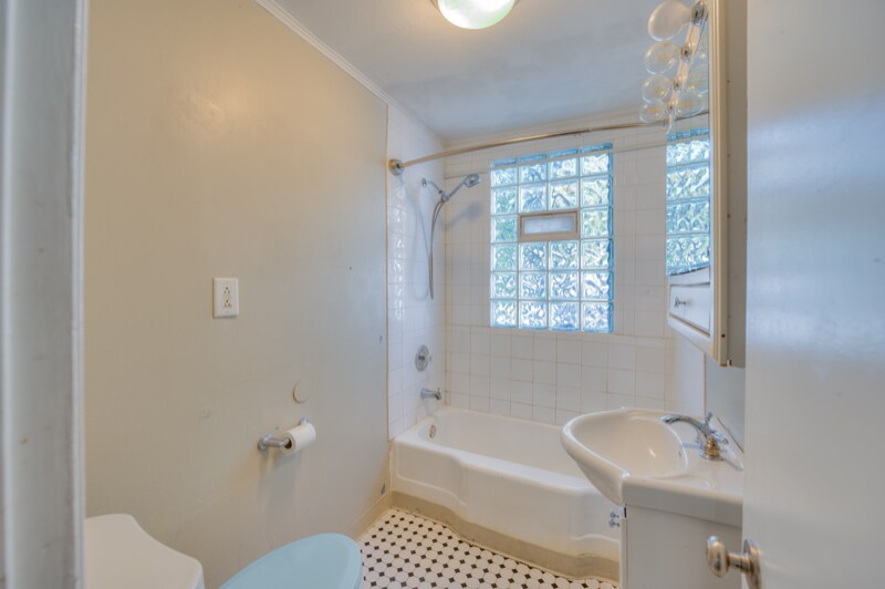 Building Photo - 25420 Golfview Ave