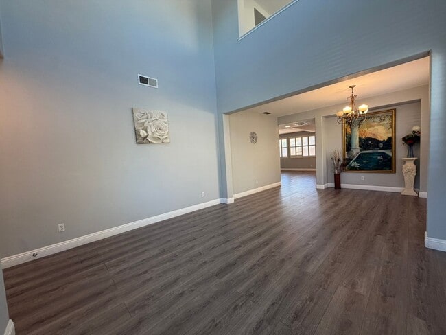 Building Photo - AVAILABLE NOW! LEASE TODAY! 4 Bedroom 3 Bath Elk Grove Home with Bonus Room!