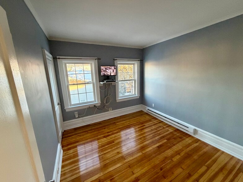 Building Photo - 502 River St