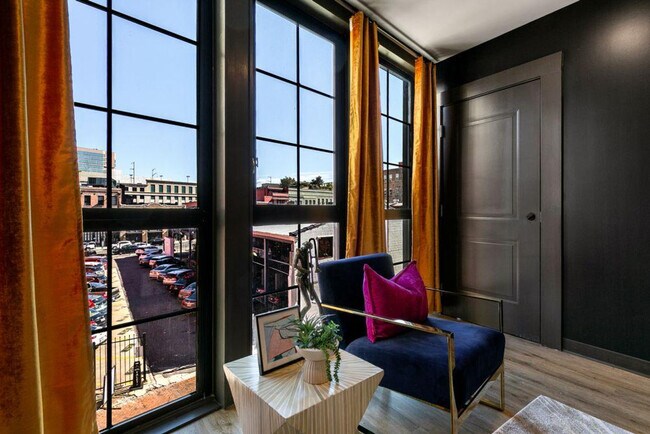 Building Photo - 611 Commerce St