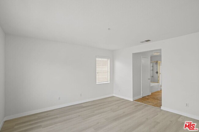 Building Photo - 16850 Merion Ln