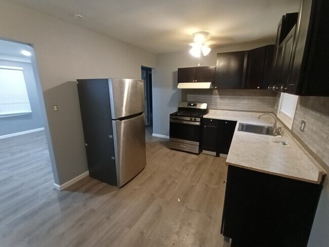 Building Photo - 3 bed/1 bath bungalow - Now Available!