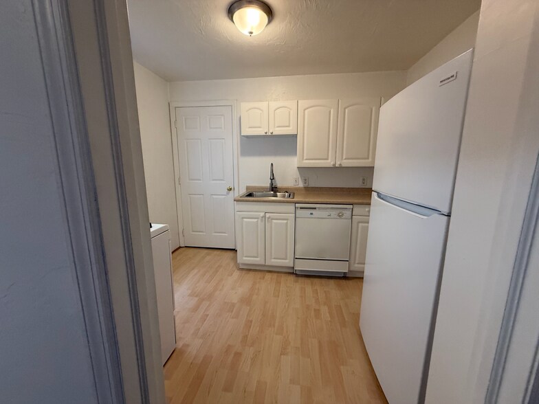 Kitchen - 3615 Dawson St