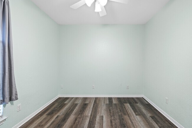 Building Photo - 2413 Phyllis Dr